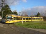 Niederflur-Straenbahnwagen 323, eingesetzt auf der Linie 4, am 23.01.2005 an der Wendeschleife Tivoli im Karlsruher Stadtteil Sdstadt.