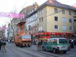 Am 15.03.2005 sorgte ein Problem mit der Oberleitung in der Kaiserstrasse (Fugngerzone und zugleich Rennpiste fr viele Linien) bei der Haltestelle Marktplatz fr Stress, und das im Feierabendverkehr. Es waren wohl Teile der noch installierten Weihnachtsbeleuchtung auf die Oberleitung gefallen. Glcklicherweise gibt es eine Ausweichstrecke, die die Bahnen nutzen konnten. Der Oberleitungstrupp der VBK war aber auch schnell zur Stelle. Die Polizei sicherte die Stelle ab, weil ein einzelnes Kabel (nicht im Bild) herunter baumelte.