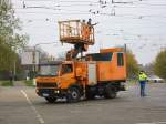 Das umfangreiche und vielbefahrene Straen- und Stadtbahnnetz in Karlsruhe bedarf der stndigen Wartung und Erneuerung. Dieses Bild wurde am 01.11.2002 aufgenommen und zeigt Arbeiten an den Oberleitungen beim Entenfang im Karlsruher Stadtteil Mhlburg.