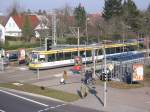 Eine Niederflurstraenbahn, eingesetzt auf der Linie 1 zwischen den Karlsruher Stadtteilen Durlach und Oberreut, hlt am 09.02.2005 an der Haltestelle Hardecksiedlung und wird gleich weiter in