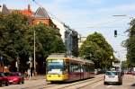 Wagen 324 hat gerade die Haltestelle Karl Wilhelm Platz verlassen.