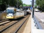 Niederflur-Strassenbahnwagen 324, diesmal eingesetzt auf der Linie 2, fhrt am 20.06.2005 aus der kurzen Unterfhrung der Kreuzung Durlacher Allee - Ostring hinauf auf das normale Straen-Niveau, auf der gegenberliegenden Seite der im Bild 37425 gezeigte Rampe. Wie man im Hintergrund erkennen kann wird hier auch eine Bahnbrcke unterquert, was beim Bau der Unterfhrung in den 90er-Jahren nicht ganz unproblematisch war, weil die Brcke genau in der Mitte eine Sttze gehabt hatte, die von den Straenbahnen rechts und links umfahren worden war. Man kann erkennen, welche Lsung fr dieses Problem gefunden worden ist. 