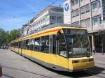 Niederlur-Straenbahnwagen 324, eingesetzt auf der Linie 3, am 25.05.2005 auf der Kaiserstrasse in der Karlsruher Innenstadt.