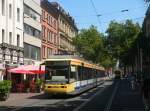 Eine Straenbahn der Linie 4 zum Hauptbahnhof Karlsruhe in der Kaiserstrae.