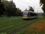 23.10.2010: TW 234 unterwegs als Tram 8 von Wolfartsweier nach Durlach. hier ist er zwischen den Stationen Ostmarkstrae und Ellmendinger Strae unterwegs. Die Tram 8 ist die einzige Straenbahnlinie in Karlsruhe, die den Innenstadtbezirk nicht berhrt.