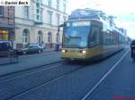 Niederflurwagen 264 der VBK am Europaplatz in der Karlstrae.
Auf der Linie 6 werden nur 6-achsige Fahrzeuge eingesetzt, da die Schleife am Kaiserplatz nicht fr 8-achsrige Niederflurfahrzeuge ausgelegt ist.