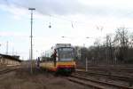 Wagen 908 der AVG wird fr Reparaturen am Wagenkasten zur Fahrzeugtechnik Dessau berfhrt. Hier im Dessauer Hauptbahnhof.
01.04.06