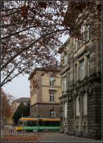 Geschützte Ausfahrt -     Ziemlich unvermittelt kommen hier die Straßenbahnen zwischen den beiden Gebäuden hervor.