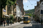 In der Fußgängerzone -    Die Straßenbahnlinien 1 und 8 durchfahren in Karlsruhe-Durlach die Fußgängerzone.