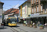 Engstelle in der Altstadt von Karlsruhe-Durlach -

Die engste Stelle der Durlacher Ortsdurchfahrt befindet sich auf der Pfinztalstraße zwischen der Amtshausstraße und der Marstallstraße. Die Straßenbahn fährt hier eingleisig, wobei in Richtung Turmberg entgegen der Fahrtrichtung, der hier als Einbahnstraße ausgewiesenen Straße, gefahren wird. Die Bahn hier gerade den wieder zweigleisigen Abschnitt vor der Haltestelle Schlossplatz. 

24.05.2006 (M)