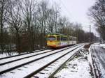  Auf dem Mhlburger Feld weht ein eiskalter Wind, da geht man lieber g´schwind! 
Allzueilig sollte man jedoch nicht sein, denn sonst entgeht einem ein Stck fahrende Geschichte, als beispielhafter Vertreter dieser sei einmal Tw 213 der VBK gezeigt. Hier ist er am 19.01.2013, bei der in Karlsruhe seltenen Erscheinung Schnee, kurz hinter dem Entenfang gen Osten unterwegs in die Innenstadt.