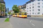 Karlsruhes Dienstältester Tw 199 hat am 20.05.2014 gerade die enge Kriegsstraße verlassen und wird nun den Weinbrennerplatz passieren.