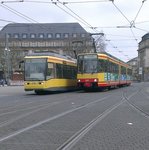 GT8-80C Wagen 581 als Fotosonderzug mit den Ziel 3 Heide auf Gleis 5, nebenan GT8-70D/N Wagen 318 als Linie 4 in die Waldstadt auf Gleis 3