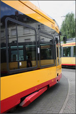 Die Auslenkung des Drehgestelles -

Die neuen Karlsruhe Straßenbahnwagen haben im Gegensatz zu vielen modernen Niederflurbahnen Drehgestelle. Bei jenen sind die Fahrweg drehfest mit den darüber liegenden Modulen verbunden und deshalb sind nach kurzen Abschnitten Gelenke notwendig und Sänften zwischen den Fahrwerksmodulen. Nicht so bei der Karlsruher Bahn. Hier das vordere Drehgestell im engen Bogen einer Wendeschleife.

26.06.2016 (M)