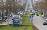 Geradlinig auf und ab -     Schön ist auch der Blick von der Haltestelle Weigelstraße die Kassler Wilhelmshöher Allee entlang auf die grüne Strecke der Straßenbahn.