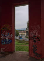 Aus dem Frhstckspavillon hat man einen guten Blick auf die Frankfurter Strae in Kassel. Am 27.09.2025 war 8NGTW 635 der RBK auf Linie 6 zur Ihringshuser Strae unterwegs und fuhr die Frankfurter Strae in Richtung Innenstadt hinauf.
