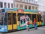 Die Linie 1 an der Haltestelle Rathaus auf ihrem Weg zur Hollndischen Strae.