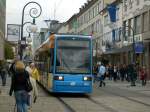 Hier sieht man ziemlich gut, wie eng es fr Fugnger und Straenbahn in der Kasseler Innenstadt (Knigsstrae) zugeht