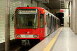 Die Linie 5 mit der Wagennummer 2302. U-Bahnhof am Heumarkt