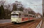 Im Frühjahr 1978 ist der KVB-Tw 3802 als Linie 16 unterwegs und verlässt die gemeinsam mit den Zügen der Köln-Bonner Eisenbahn befahrene Strecke entlang des Oberländer Ufers. Links zweigt die KBE-Strecke nach Bonn ab. Mit der Aufnahme des Stadtbahnbetriebes verschwand der Streckenast nach Rodenkirchen.