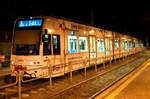 Die KVB Linie 9 mit der Wagennummer 4537 an der  Haltestelle Königsforst bei Nacht.