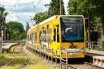  Die Linie 9 der KVB mit der Wagennummer 4098 an der Haltestelle Königsforst.