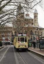 Der Finchen-Zug der KVB am 01.12.2019 am Neumarkt, im Hintergrund die Kirche St.