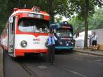 Am 22. Juli 2006 war der letzte offizielle Einsatztag von Aachtachsern. An diesem Tag fuhren die Klner Verkehrs-Betriebe nochmal mit 2 Fahrzeugen. Ein Zug pendelte zwischen  Neumarkt  und  Junkersdorf . Der 2. zwischen  Neumarkt  und  Poll, Baumschulenweg . Die Mitfahrt war an diesem Tag fr die Fahrgste kostenlos. Hier sieht man den Straenbahnfahrer, der an diesem besonderen Tag auch eine Dienstmtze hatte. Auerdem ist zu sehen: TW 3209 und TW 1877  Colonia Express  ,den die Klner Verkehrs-Betriebe aus zwei Achtachser-Fronten zu einem 2 Richtungsfahrzeug umgebaut hat, und als Partybahn fr Festlichkeiten, fr einen fr mich leider unbezahlbaren Geldbetrag, vermietet :-(!!! Der 2. Umgebaute Wagen mit der Nr. 6405 dient der Klner-Verkehrs-Betriebe AG als Gleispflegezug. Auch bekannt unter dem Spitznamen  Alte Lady . Siehe auch Bild 313659. Den  Colonia-Express knnt ihr euch auch unter der Bild-Nr. 116511 nochmal in Volllnge anschauen! Rechts steht noch ein Arbeitskollege meines Vaters, ganz viele Gre an ihn!!!