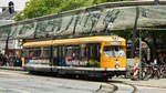 Der  Düwag-Klassiker  GT8 von der SWK (Wagennummer 626) in Krefeld an der Rheinstraße mit partytram Werbung. | Juni 2018