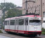 Wagen Nummer 819 fhrt in die Haltestelle  Krefeld Hauptbahnhof  ein.