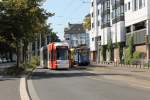 Ur-Enkel und Urahn: die neuste und lteste Straenbahn Krefelds am 9.9.2012 nebeneinander.