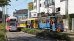 Drei-Generationen-Treffen: rechts der  Blaue Enzian  aus dem Jahr 1900, in der Mitte der GT8 von 1964, und links die ganz neue Straenbahn. Krefeld, 9.9.2012