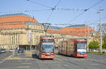 LVB 1119 (Linie 3 nach  Knautkleeberg) und LVB 1111 (Linie 1 nach Mockau)  vor dem Hauptbahnhof in Leipzig. Aufnahme: 30. April 2017.