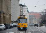 Eine Tatra Straßenbahn auf der Linie 7 nach Sommerfeld zwischen Haltestellen Hauptbahnhof und Augustusplatz.