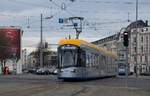 Leipziger Solaris Tramino Straßenbahn auf der Linie 4 nach Stötteritz erreicht die Haltestelle Goerdelerring.
