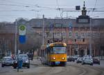 Tatra Straßenbahn erreicht die Haltestelle Augustusplatz.