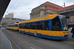 Leipzig, Hauptbahnhof, 12.02.2018. Der Beiwagen BN4 #942 von Bombardier hat noch die alte LVB Lackierung. Dieser Wagen fuhr bis 2010 in Rostock mit Nummer 860.