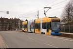 Duewag/Siemens NGT8, Wagen 1102, der Leipziger Verkehrsbetriebe (LVB) als Linie 1E von Leipzig-Lausen, nach Leipzig-Schönefeld, Volbedingstraße, erreicht die Haltestelle