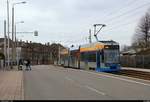 Duewag/Siemens NGT8, Wagen 1139, der Leipziger Verkehrsbetriebe (LVB) als Linie 2E von Leipzig, Grünau-Süd, nach Leipzig, Wilhelm-Leuschner-Platz, erreicht die Haltestelle