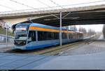 NGT12-LEI (Bombardier Flexity Classic XXL), Wagen 1221, der Leipziger Verkehrsbetriebe (LVB) als Linie 16 von Leipzig Messegelände nach Leipzig-Lößnig erreicht die Haltestelle S-Bahnhof