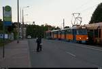 Tatra T4D-M, Wagen 2136 und 2???, mit Beiwagen NB4 der Leipziger Verkehrsbetriebe (LVB) als Linie 1 von Leipzig-Lausen nach Leipzig-Mockau, Post, erreicht die Haltestelle Kurt-Kresse-Straße.