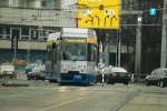 Die neue Straenbahn aus Leipzig, der NGTW6  Leoliner , Einfahrt zur ersten Junfernfahrt am Hauptbahnhof am 20.12.2003