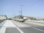 Am 08.09.2005 überquerte T6A2 1012 mit seinem Großzug auf dem Weg als Linie 1 nach Lausen die Herrmann-Liebmann-Brücke in Leipzig.