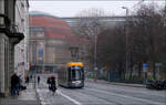 Beim Leipziger Hauptbahnhof - 

Von der Haltestelle Hauptbahnhof kommend durchfährt NGT10 XL-Wagen 1028 die Goethestraße in Richtung Augustusplatz. Im Hintergrund der Hauptbahnhof.

20.04.2023 (M)