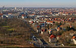 Großes Panorama, kleine Straßenbahn:
Von der Aussichtsplattform des Leipziger Völkerschlachtdenkmals betrachtet, ist ein NGT12-LEI (Bombardier Flexity Classic XXL) auf der Prager Straße unterwegs.

🧰 Leipziger Verkehrsbetriebe (LVB) GmbH
🚋 Linie 15 Miltitz–Meusdorf
🕓 4.3.2025 | 15:58 Uhr