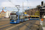 Wagen 1116 der LVB biegt auf den Vorplatz des Hauptbahnhofs von Leipzig ein, 09.04.2026