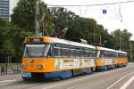 Ein Tatra-Grozug mit anfhrenden Triebwagen 2112  KRCHERCENTER  auf der Linie 11E nach Dlitz.