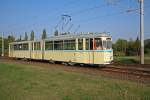 Wenn drei sich streiten, ist keiner mehr da, der sich freuen kann. Auf Grund von Kleinstaaterei im rtlichen Rathaus, durften die historischen Straenbahnen am 20.09.2009 nicht bis zum Straenbahndepot in Schkeuditz fahren, welches an diesem Wochenende sein 100jhriges Bestehen feierte. Hier ist der Gelenktriebwagen 1206 (Waggonbau Gotha, Typ G4-65) als Linie 29E kurz vor der Haltestelle Stahmelner Allee in Leipzig unterwegs.