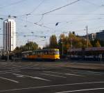 ltere Generation von einer Strassenbahn in Leipzig, daneben saust eine neuere grad vorbei.