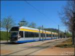 Ein moderner Tramzug der Leipziger Verkehrsbetriebe an der Haltestelle Leipzig Messe.